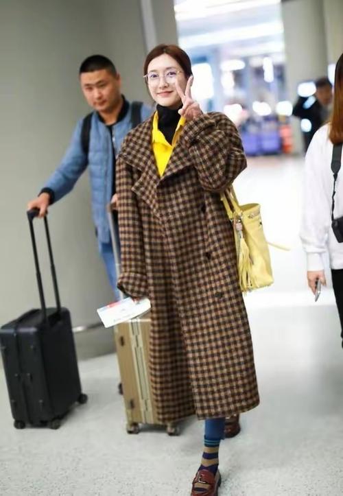 格子大衣配什么裤子