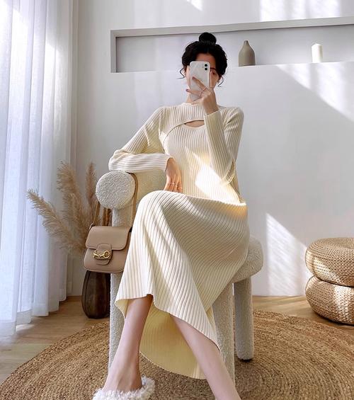 秋冬镂空毛衣裙怎么搭配