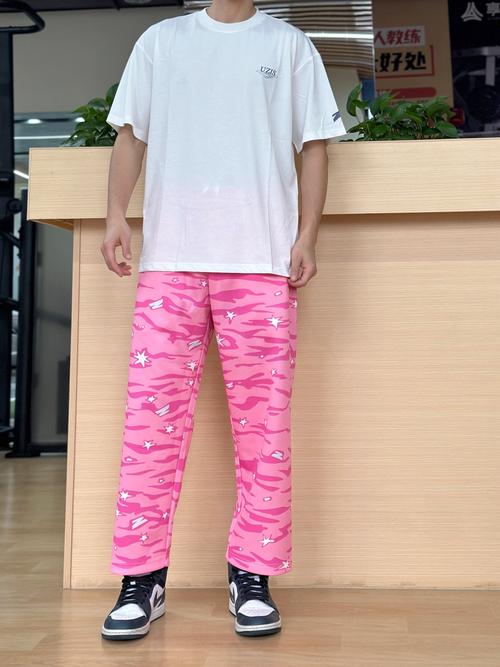 男士粉色裤子怎么搭配衣服