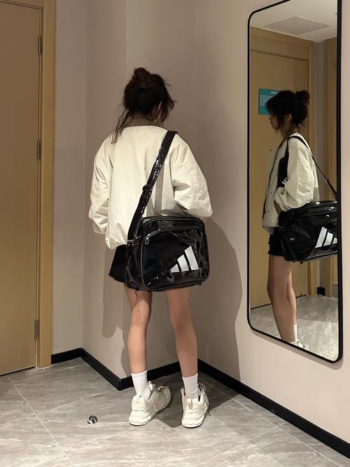 内增高白布鞋怎么搭配衣服好看