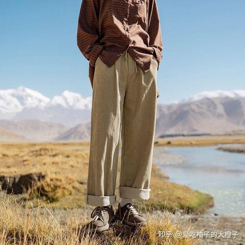 卡其色裤子棕色鞋子怎么搭配