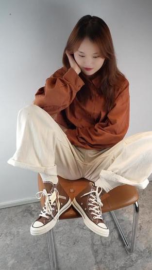 焦糖色鞋怎么搭配