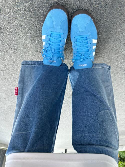 蓝色鞋子搭配什么衣服