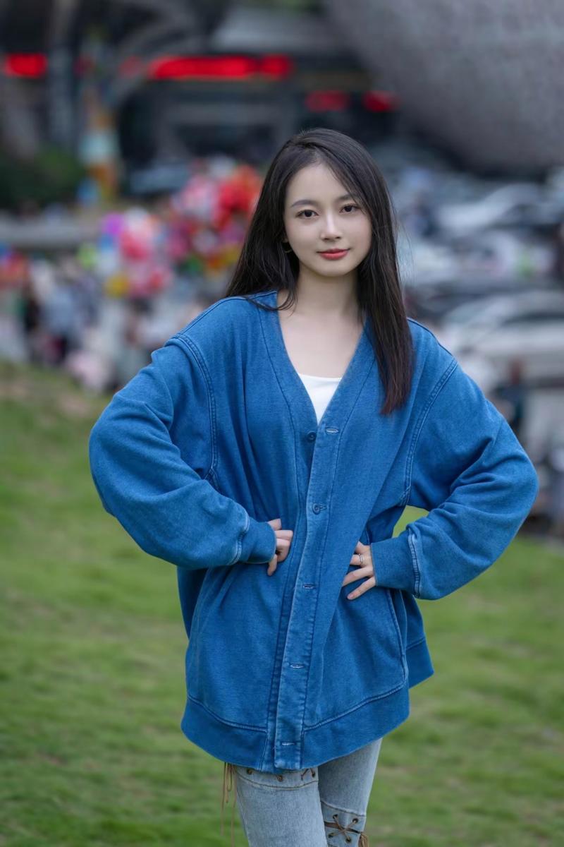 蓝色鞋子搭配什么衣服