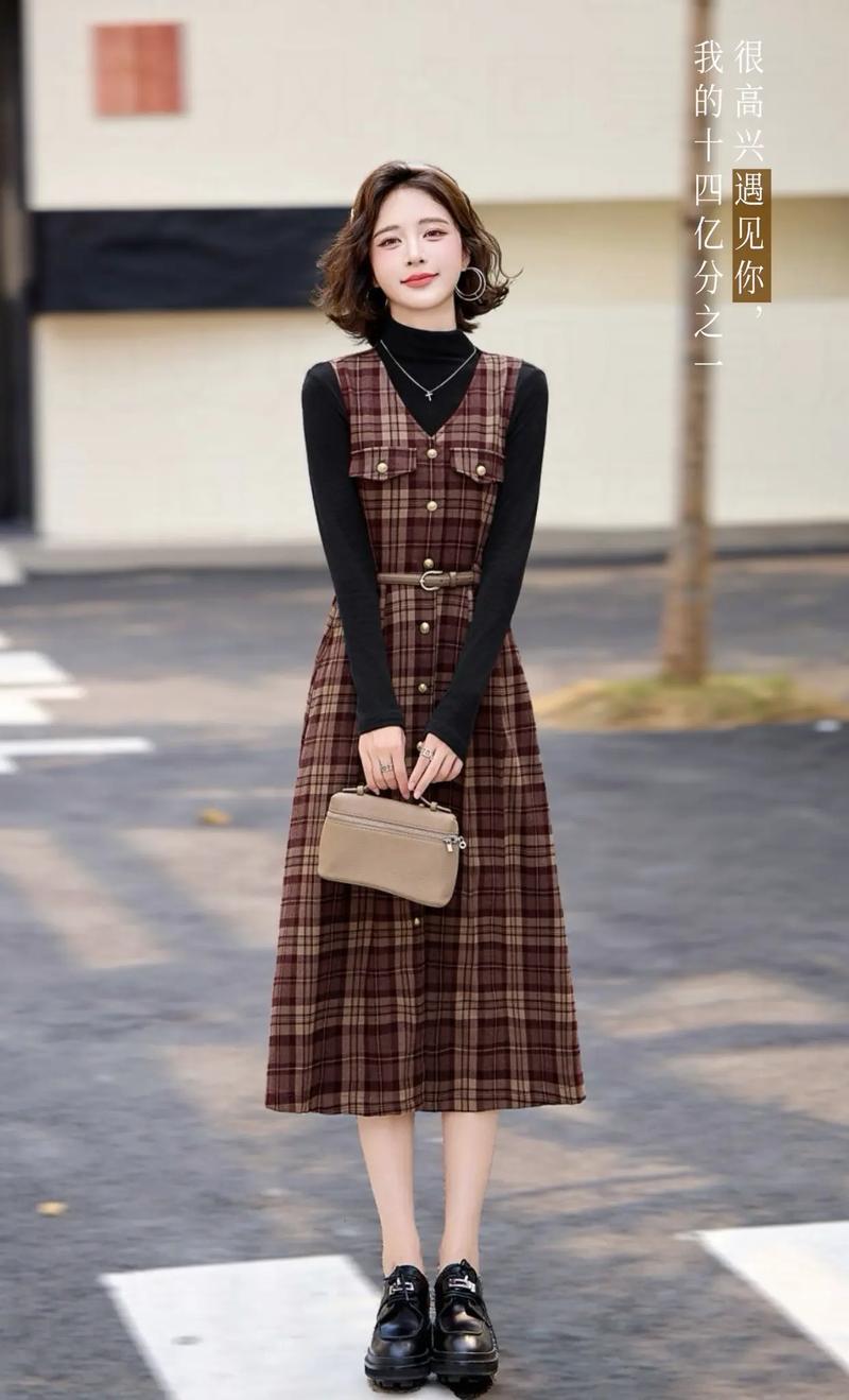 秋装背带裙怎么搭配好看