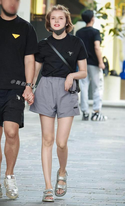 短裤t恤配什么鞋子