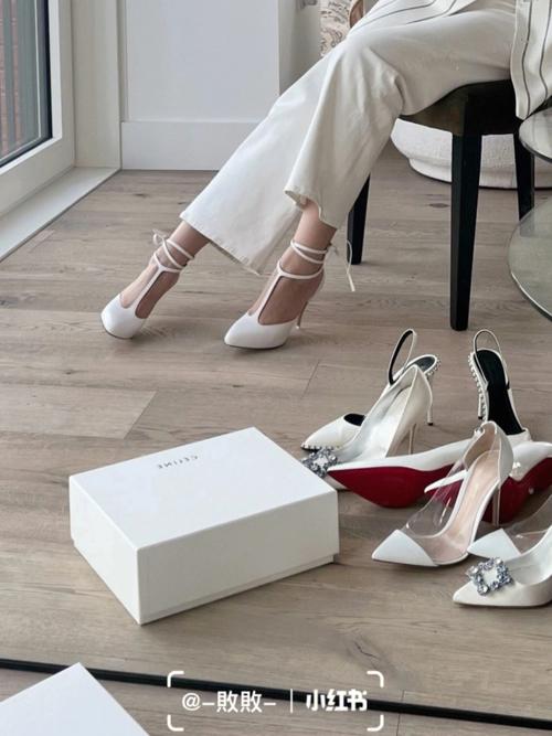 白色粗高跟鞋怎么搭配衣服图片