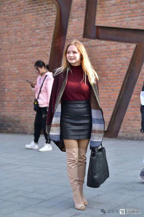 鱼嘴鞋搭配丝袜怎么穿