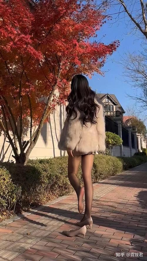 夏季穿长筒袜怎么搭配