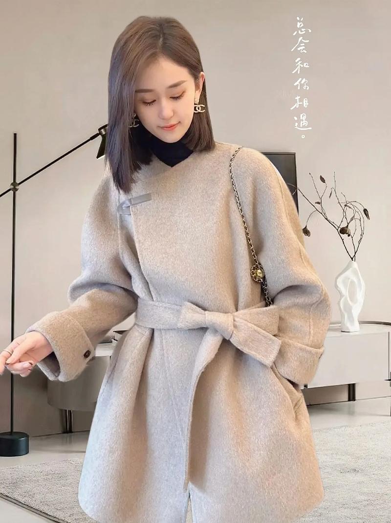 无领中款大衣怎么搭配图片