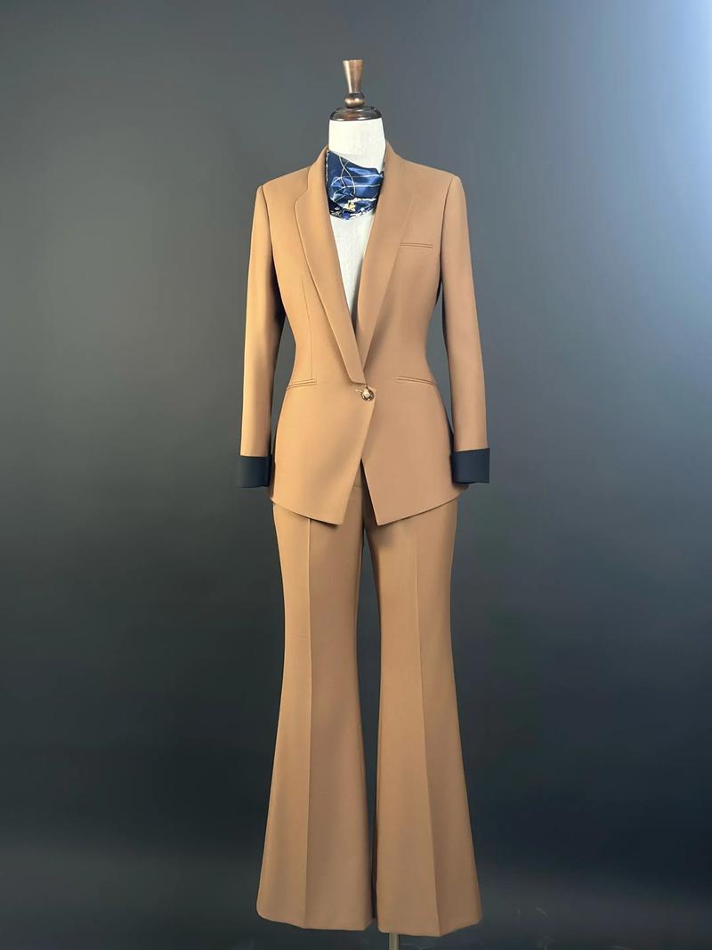 驼色大西服怎么搭配