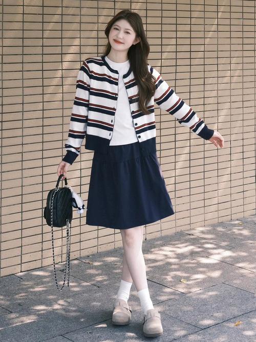 条纹针织裙怎么搭配