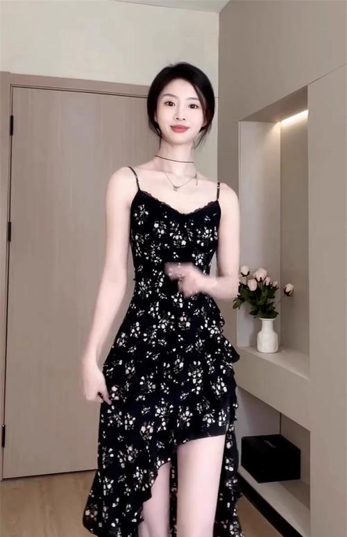 碎花吊带长裙怎么搭配