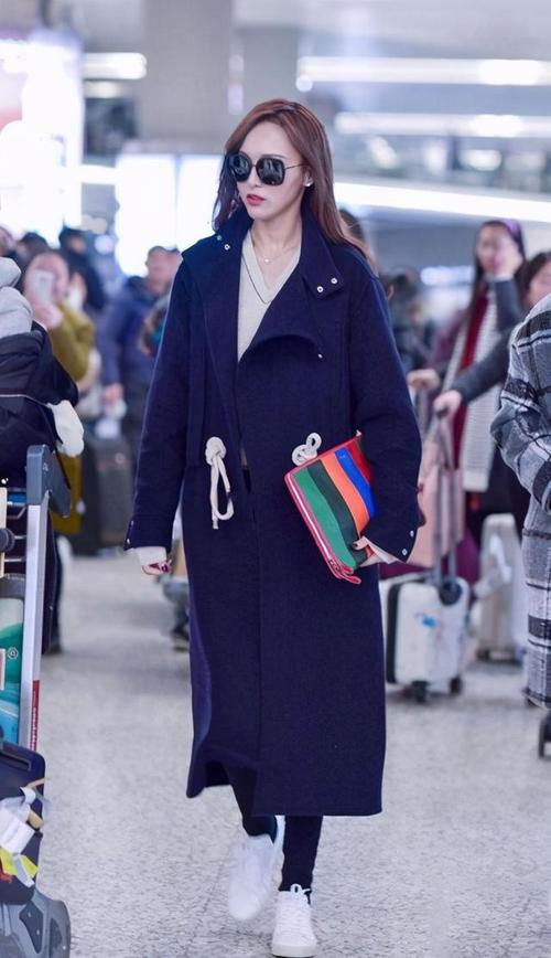 深蓝色的外套怎么搭配