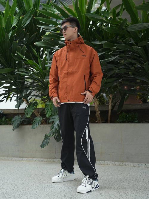 冲锋裤配什么上衣