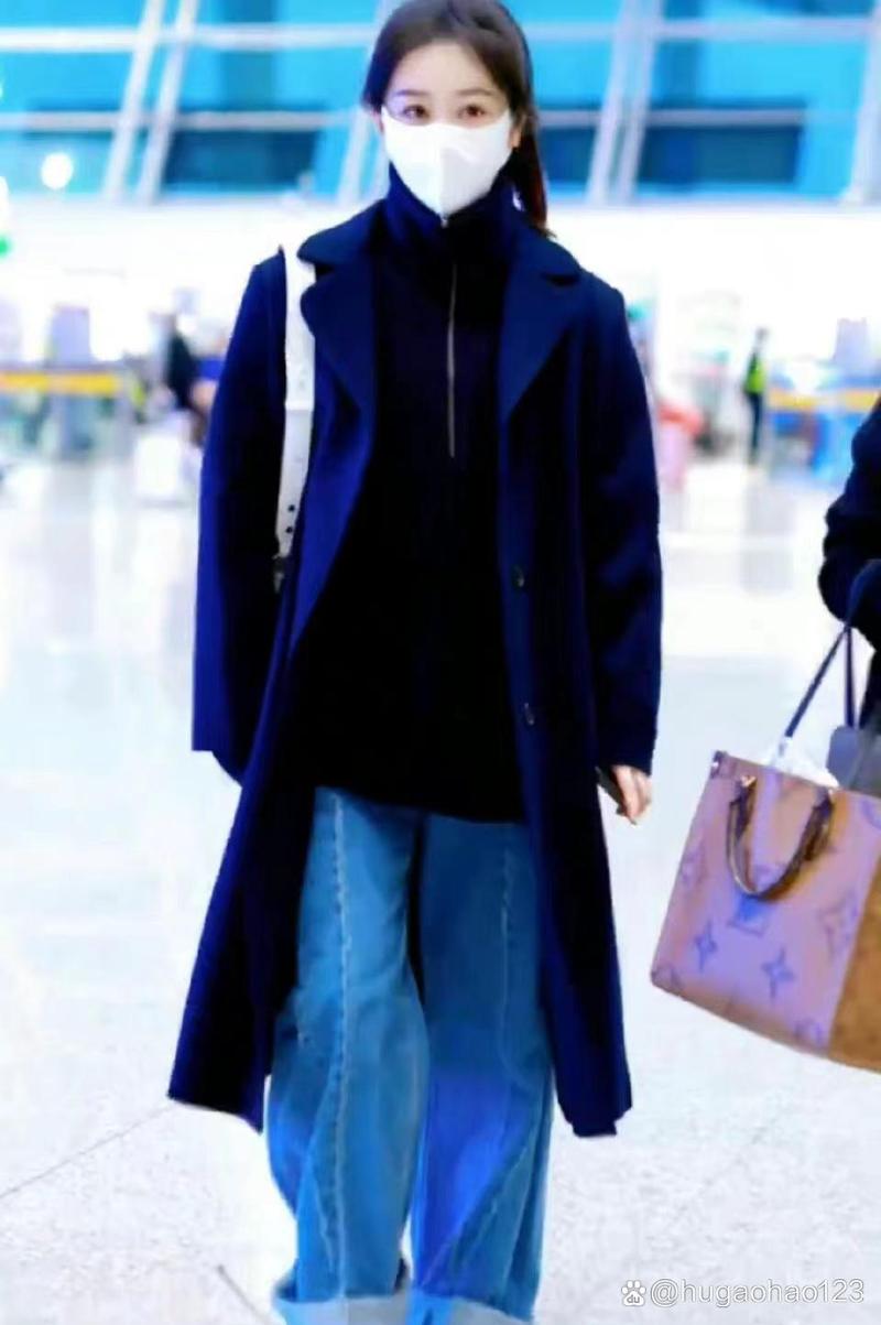 深蓝毛呢外套怎么搭配