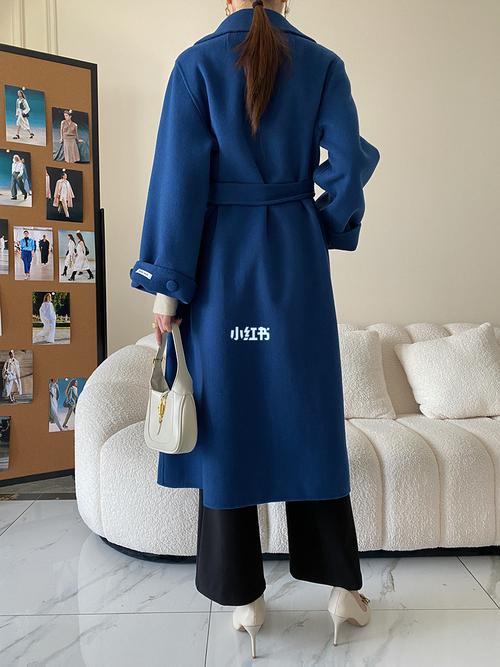 深兰色呢大衣怎么搭配