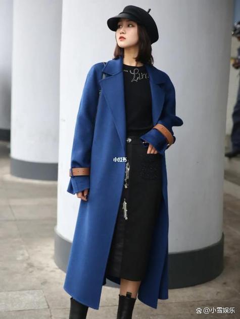 深兰色呢大衣怎么搭配