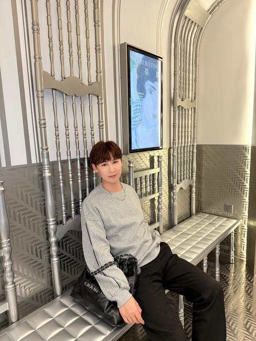 深灰运动卫衣怎么搭配