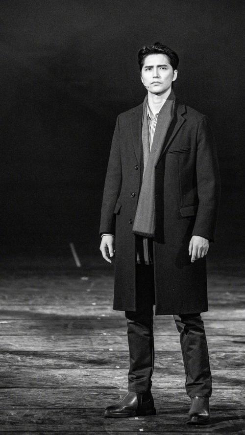 深灰色的衣服怎么搭配围巾