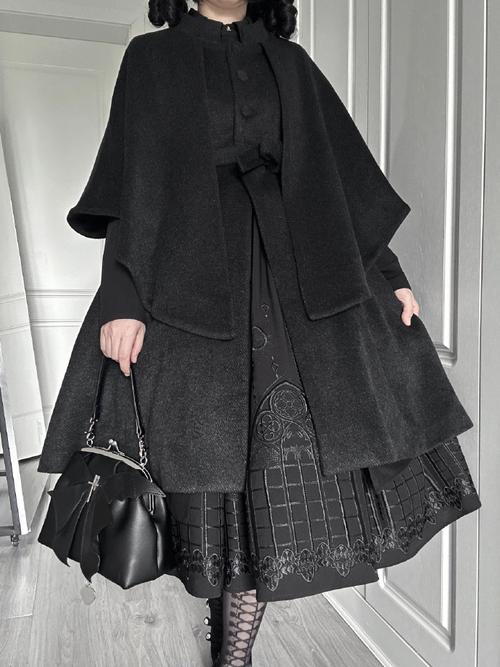 深灰色的衣服怎么搭配围巾