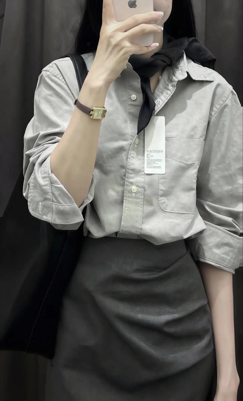 深灰色衬衣怎么搭配图片