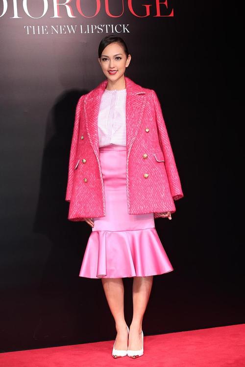 深粉色西装怎么搭配