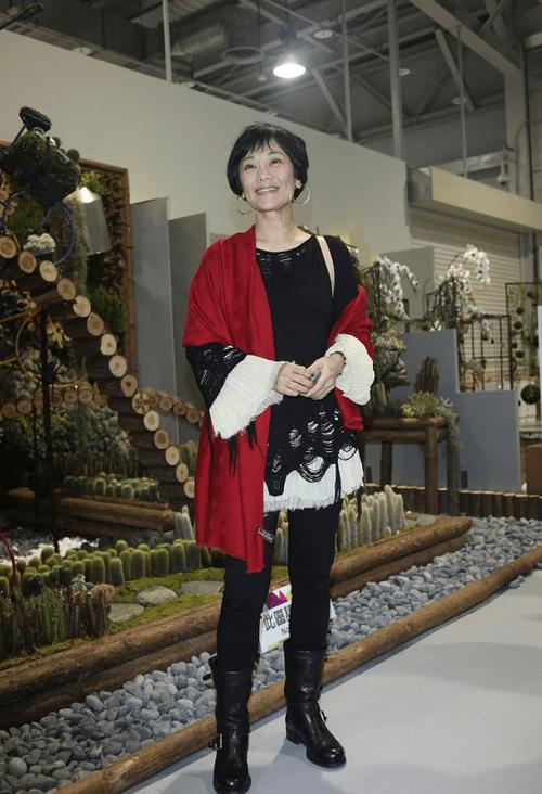 披肩下身怎么搭配衣服