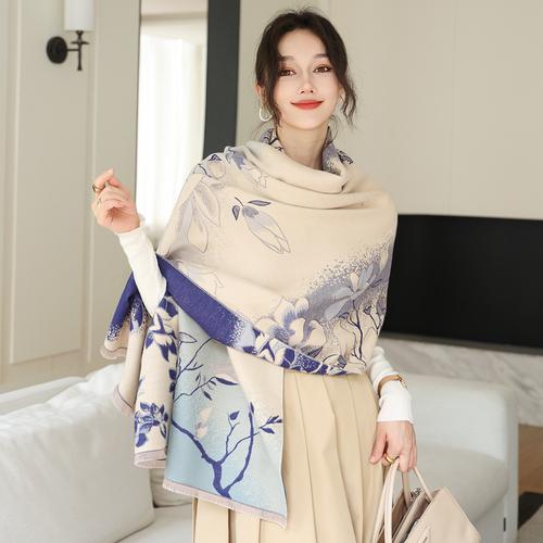 披肩围巾怎么搭配衣服