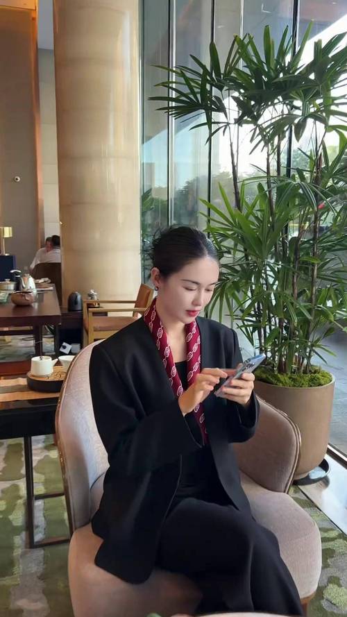 女士丝巾西服怎么搭配