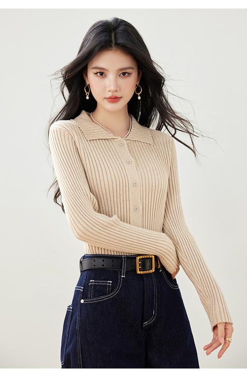 女款小款针织开衫外套怎么搭配