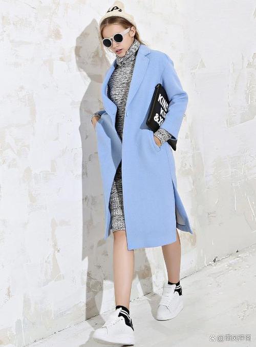 浅蓝色短大衣怎么搭配