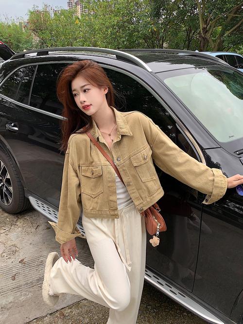 女款牛仔夹克怎么搭配什么裤子好看吗