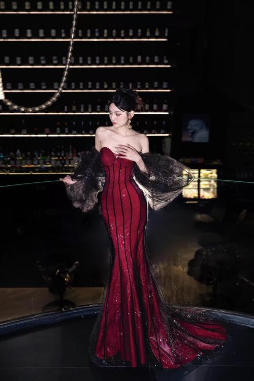 红黑色怎么搭配衣服的图片