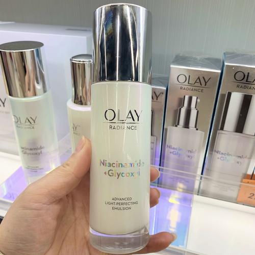 脸部很油用什么护肤品