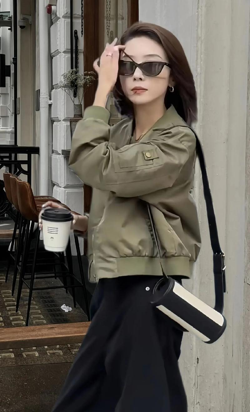 休闲短款女外套怎么搭配什么裤子