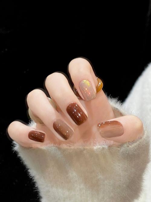 指甲两个颜色怎么搭配图片大全