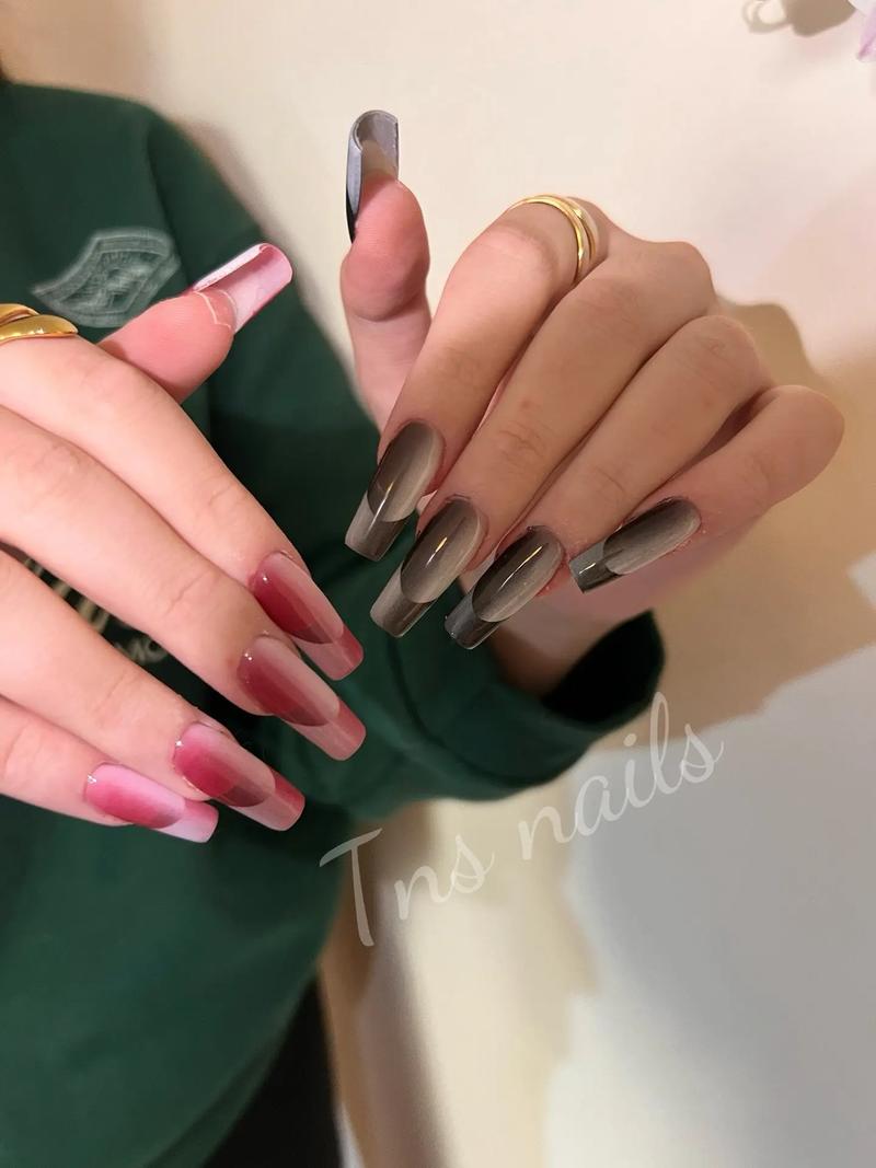 指甲两个颜色怎么搭配图片大全