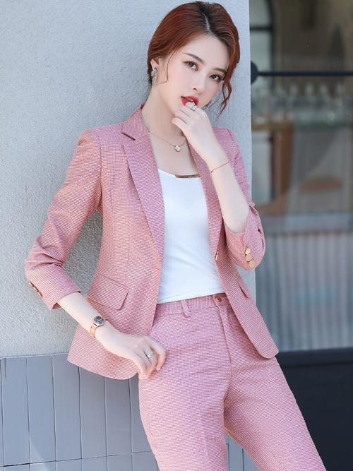 粉色外套小西装怎么搭配