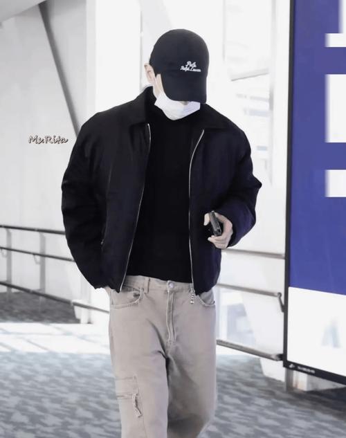 穿黑色夹克怎么搭配裤子