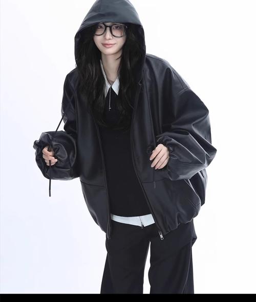 穿黑色夹克怎么搭配裤子