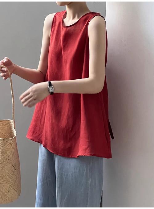 红色背心应该怎么搭配