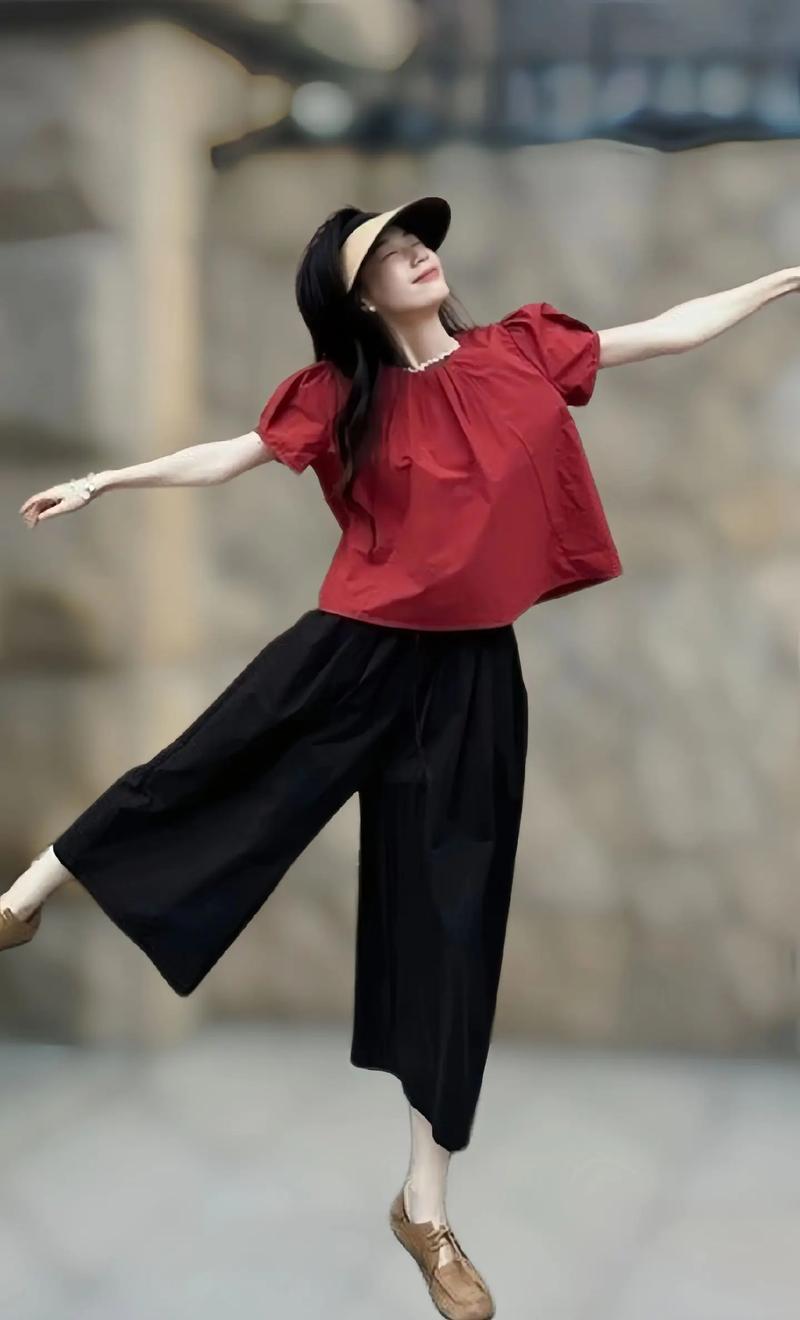 圆领泡泡袖怎么搭配什么外套