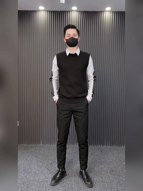 男士假两件针织衫怎么搭配裤子