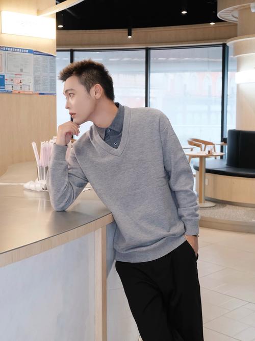 男生白色假两件针织衫怎么搭配