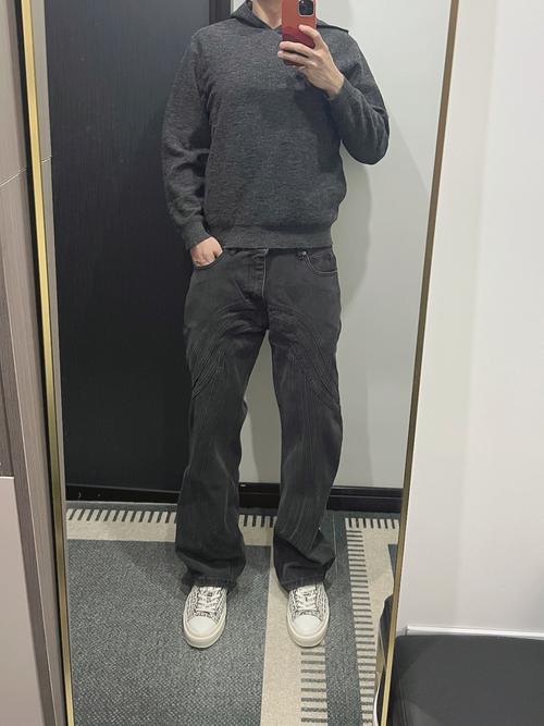 黑色牛仔裤怎么搭配更好看