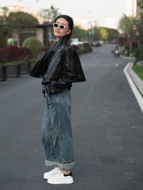 皮衣白色怎么搭配什么裤子