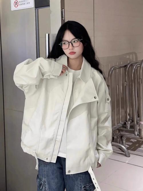 皮衣白色怎么搭配什么裤子