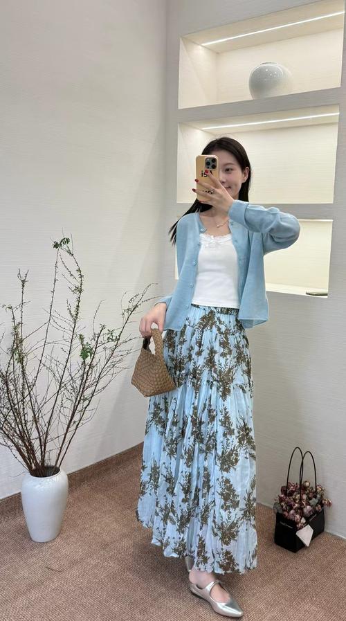 亚麻半裙上衣怎么搭配