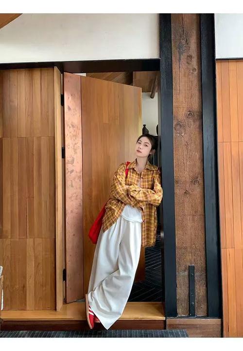 黄格子衬衫怎么搭配内搭